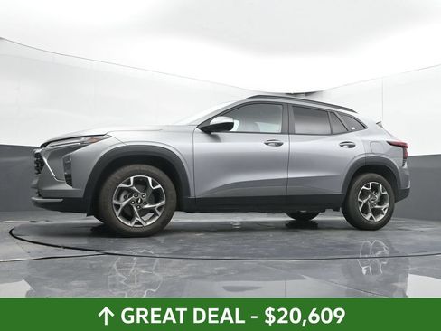 Used 2025 Chevrolet Trax LT FWD image 43
