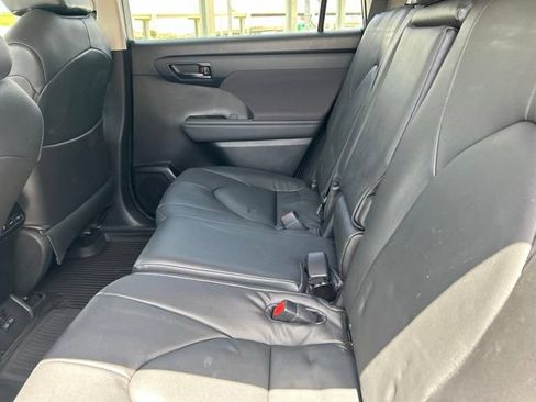 Used 2022 Toyota Highlander L FWD image 36