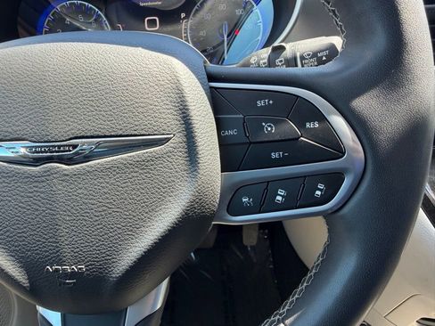 Used 2023 Chrysler Pacifica Touring-L FWD image 5