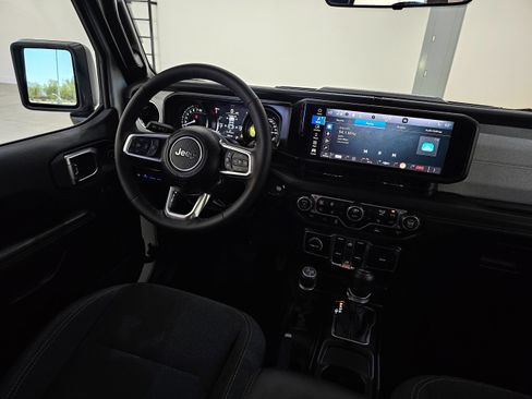 Used 2025 Jeep Wrangler Unlimited Sahara AWD/4WD image 24