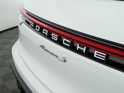 Certified 2022 Porsche Macan S AWD/4WD image 38