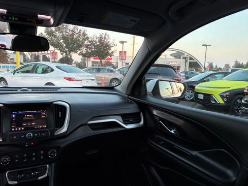 Used 2024 GMC Terrain SLE image 34
