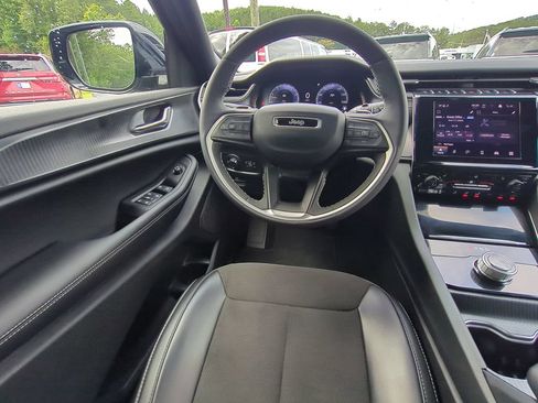 Used 2025 Jeep Grand Cherokee L Altitude AWD/4WD image 18