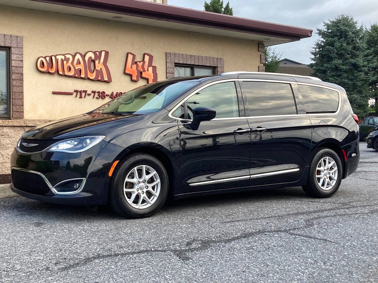 Used 2020 Chrysler Pacifica Touring-L FWD image 3