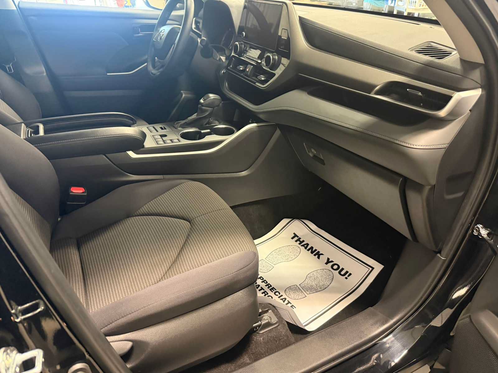 Used 2024 Toyota Highlander LE AWD/4WD image 26