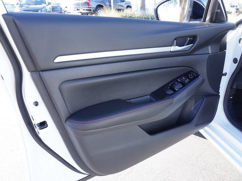 Used 2025 Nissan Altima 2.5 SR image 14