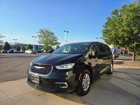 Used 2024 Chrysler Pacifica Touring-L FWD image 5