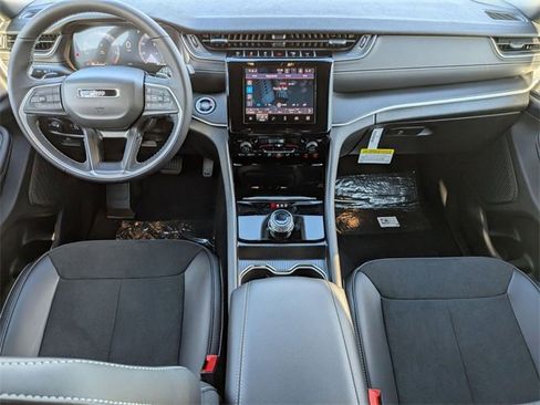 New 2025 Jeep Grand Cherokee Altitude image 28