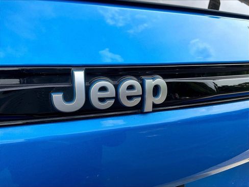 Used 2022 Jeep Grand Cherokee Summit w/ Advanced Protech Group IV AWD/4WD image 23