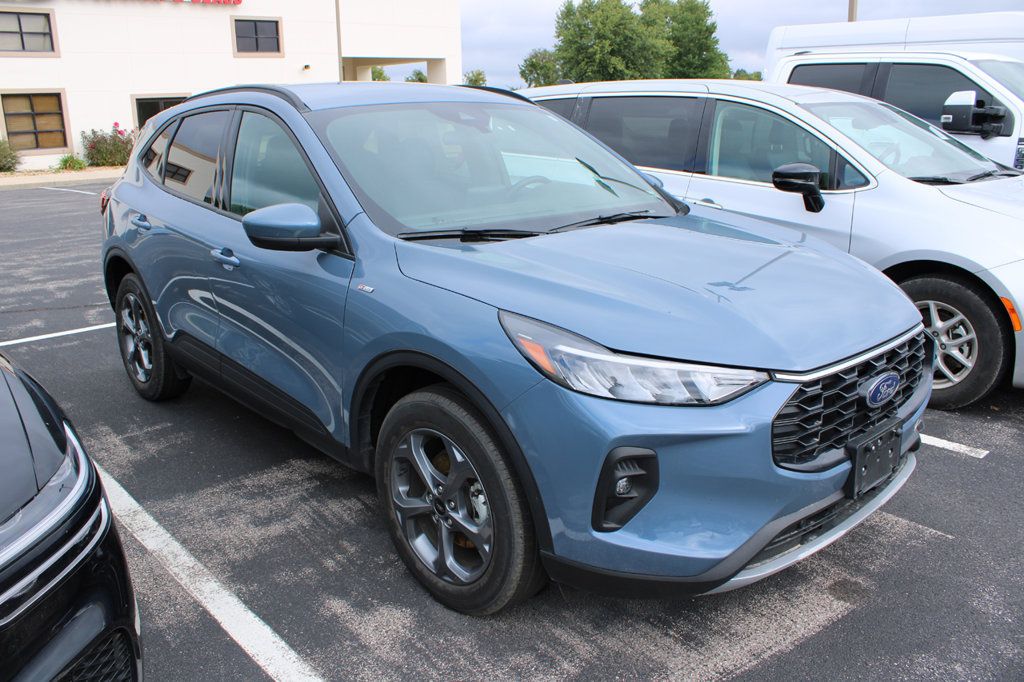 Used 2025 Ford Escape ST-Line Select AWD/4WD image 3
