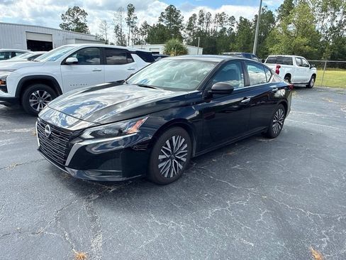Used 2024 Nissan Altima 2.5 SV FWD image 1