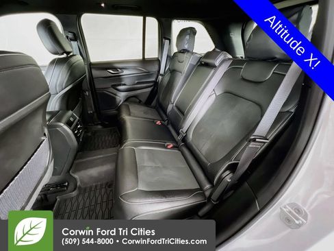 Used 2025 Jeep Grand Cherokee Altitude AWD/4WD image 28