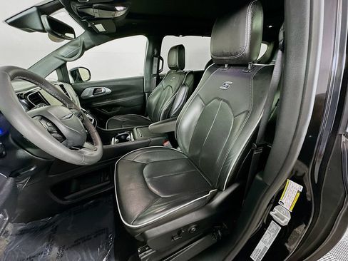 Used 2025 Chrysler Pacifica Limited FWD image 29