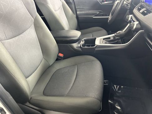 Used 2025 Toyota RAV4 XLE FWD image 26