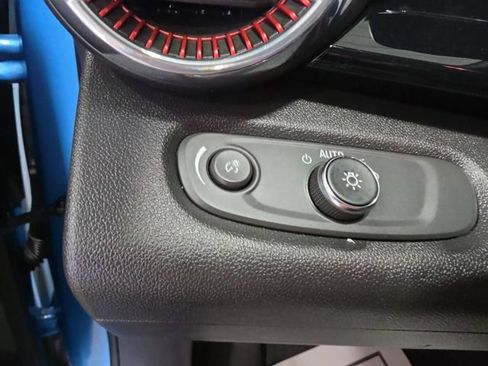 Used 2025 Chevrolet Trax RS w/ Sunroof Package FWD image 19
