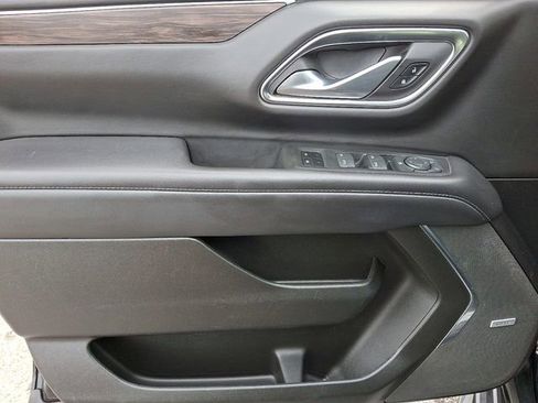 Used 2022 Chevrolet Suburban LT image 13