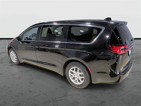 Used 2024 Chrysler Pacifica Touring-L FWD image 2