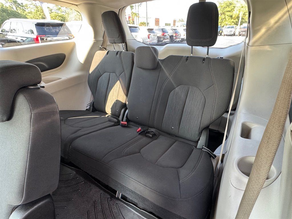 Used 2018 Chrysler Pacifica Touring Plus w/ Tire & Wheel Group FWD image 22