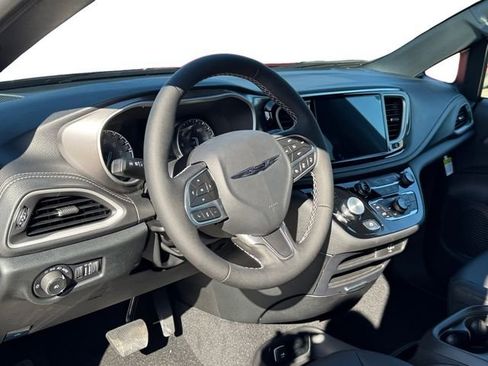New 2026 Chrysler Pacifica Select AWD/4WD image 15