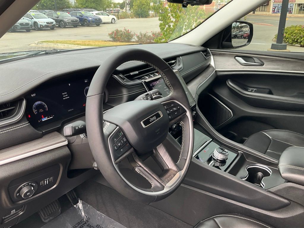 Used 2023 Jeep Grand Cherokee Limited w/ Luxury Tech Group II AWD/4WD image 11