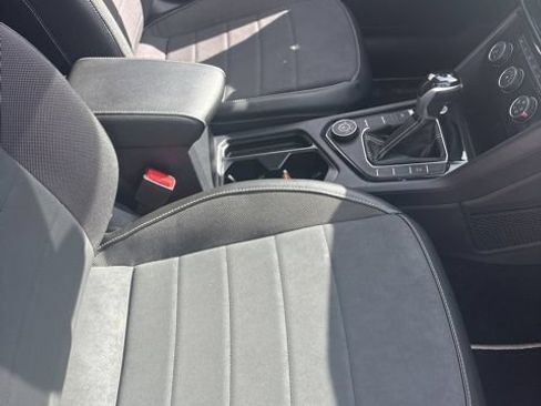 Used 2023 Volkswagen Taos SE w/ Panoramic Sunroof Package AWD/4WD image 40