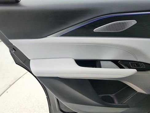 Used 2025 Cadillac Lyriq Luxury image 32