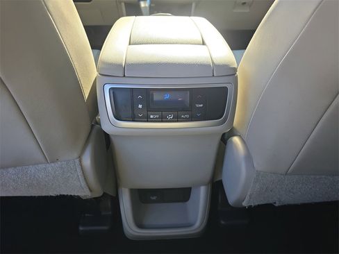 Used 2017 Toyota Highlander XLE image 13