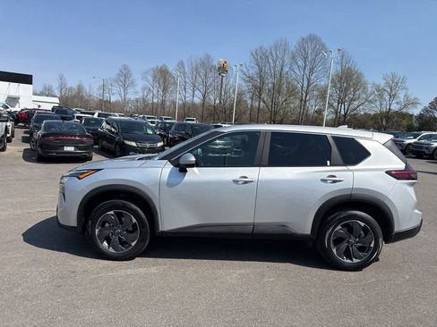 Used 2025 Nissan Rogue SV image 2