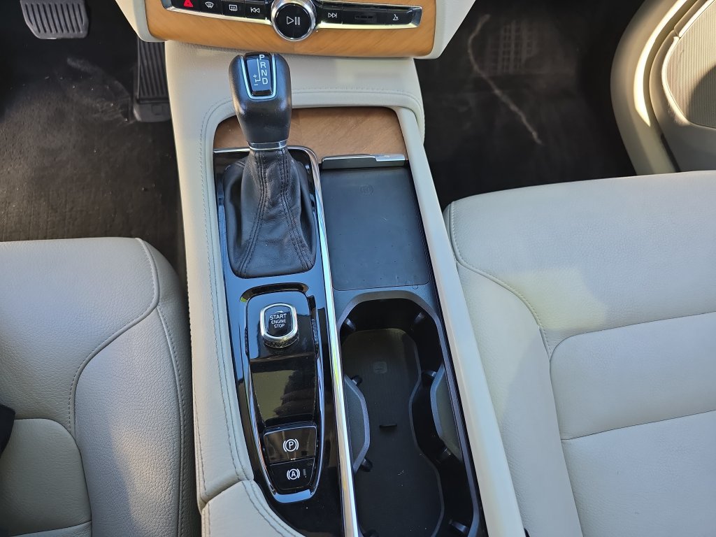 Used 2022 Volvo XC90 T6 Momentum AWD/4WD image 29