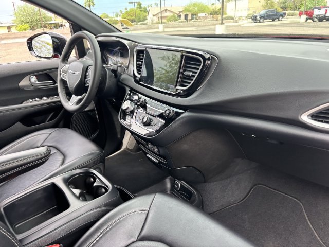 Used 2025 Chrysler Pacifica Select FWD image 12