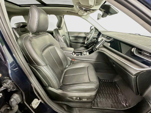 Used 2023 Jeep Grand Cherokee 30th Anniversary AWD/4WD image 31