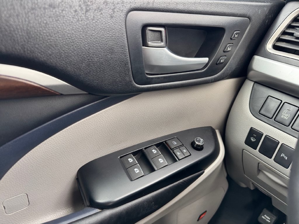 Used 2015 Toyota Highlander Limited AWD/4WD image 11