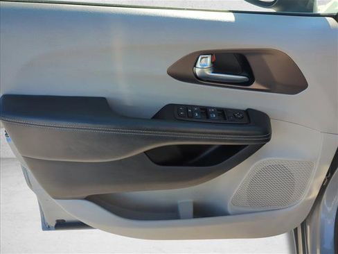 Used 2021 Chrysler Voyager Lxi image 7