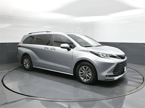 Used 2022 Toyota Sienna XLE image 17