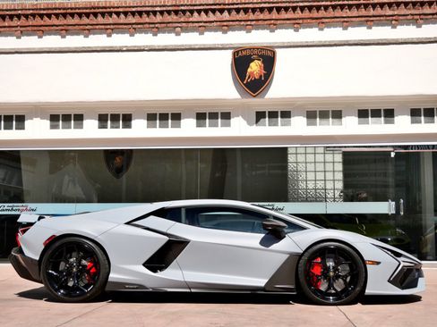 Used 2024 Lamborghini Revuelto AWD/4WD image 2