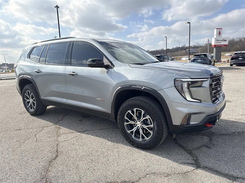 Used 2024 GMC Acadia AT4 w/ Luxury Package image 9