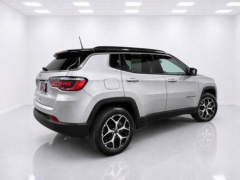 Used 2025 Jeep Compass Limited w/ Sun & Sound Group AWD/4WD image 4