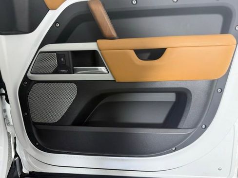 Used 2024 Land Rover Defender 130 X-Dynamic SE image 31