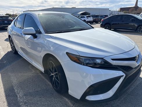Used 2023 Toyota Camry SE image 3