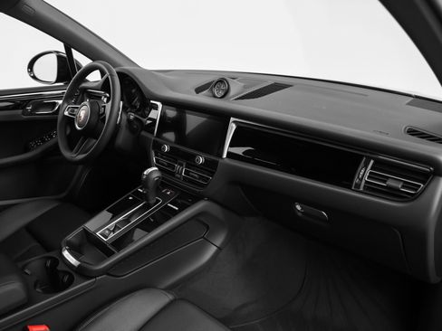 Certified 2025 Porsche Macan image 22