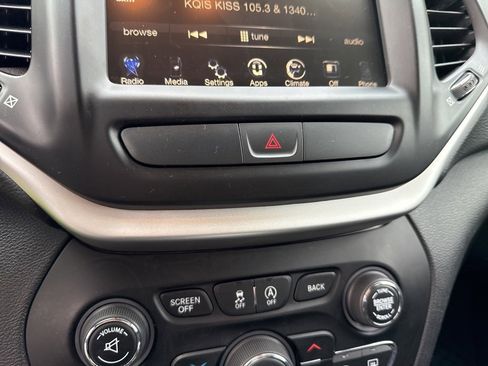 Used 2017 Jeep Cherokee Trailhawk image 30