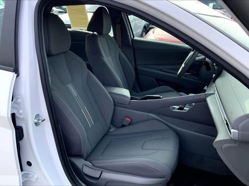 Used 2025 Hyundai Elantra Sport FWD image 9