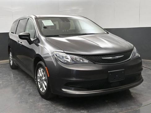 Used 2023 Chrysler Voyager LX image 2