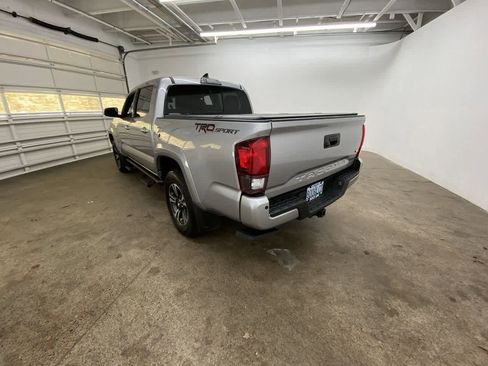 Used 2018 Toyota Tacoma TRD Sport image 4