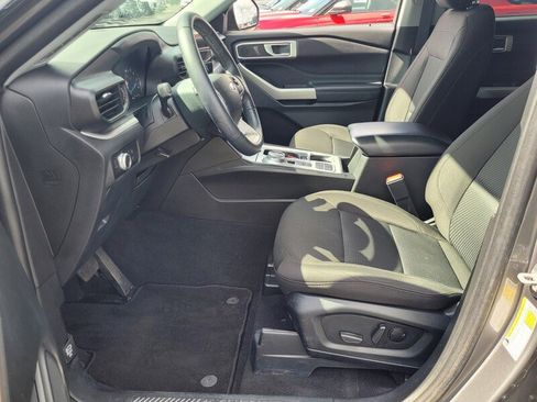 Used 2023 Ford Explorer XLT image 5