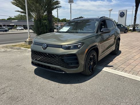 New 2026 Volkswagen Tiguan SE R-Line FWD image 2