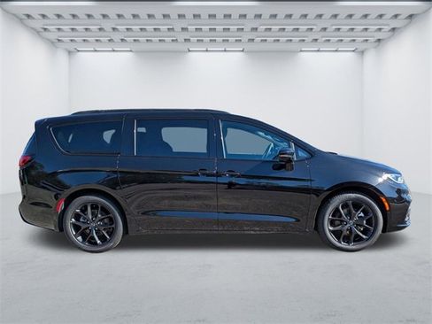 New 2026 Chrysler Pacifica Limited w/ S Appearance Package image 3