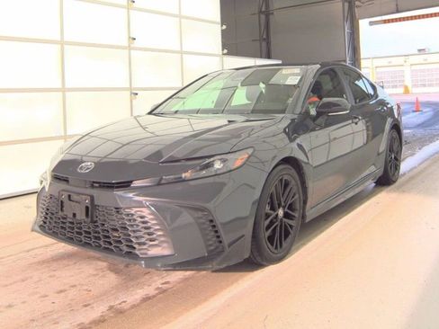 Used 2025 Toyota Camry SE image 1