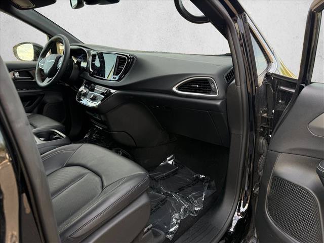 Used 2026 Chrysler Pacifica Select FWD image 9