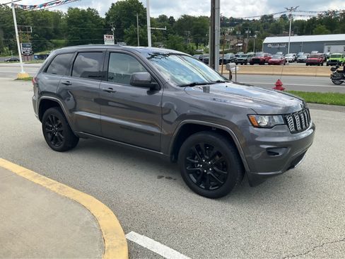 Used 2019 Jeep Grand Cherokee Altitude AWD/4WD image 3